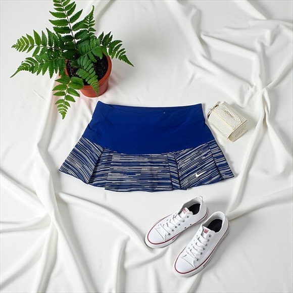 Nike Women's Golf Skort Blue White Striped Pleated Athletic Activewear Size M - Picture 1 of 6